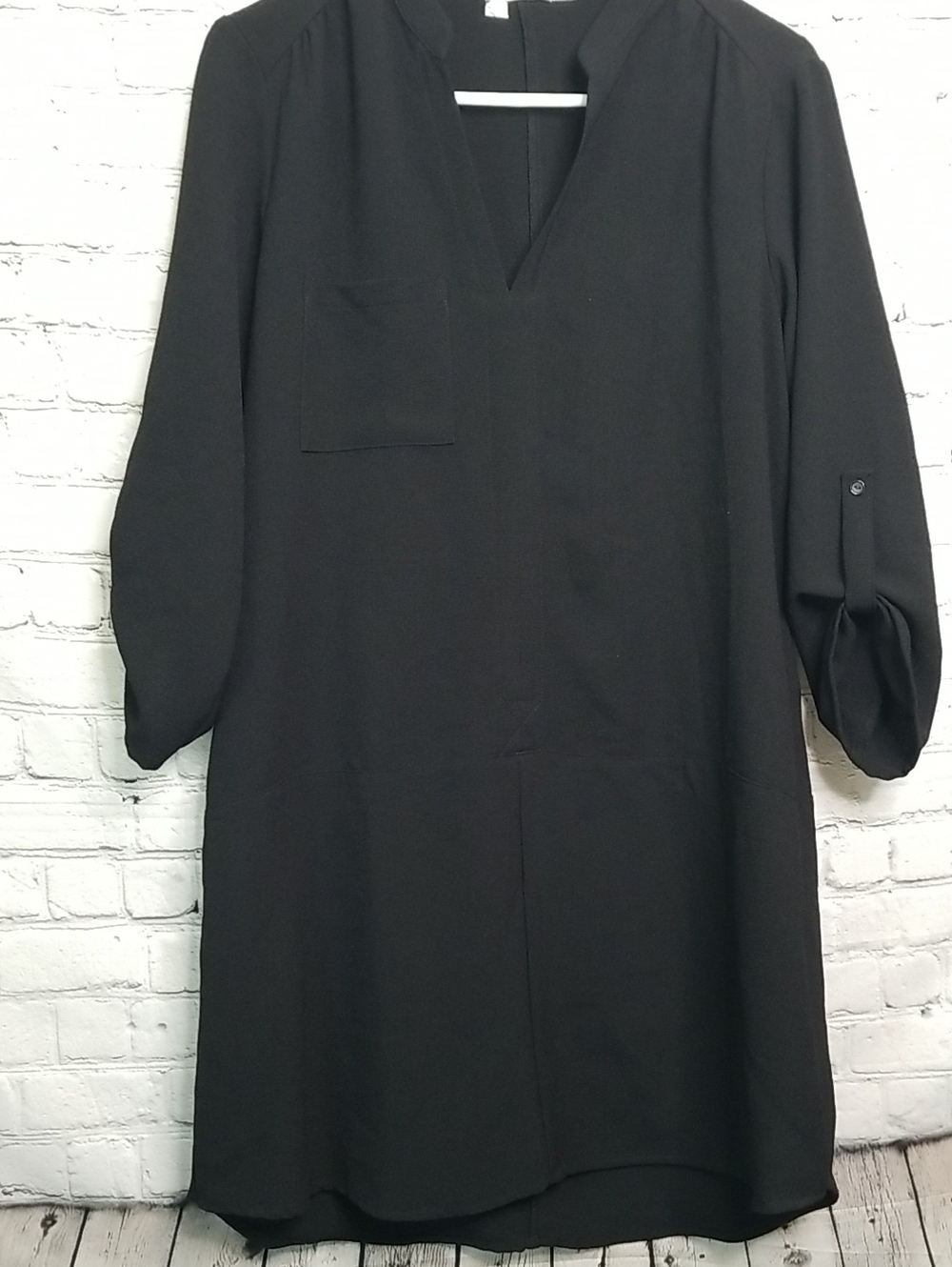 LUSH womens black tunic top size Medium w/ roll up sleeves/ pockets & Vneck EUC